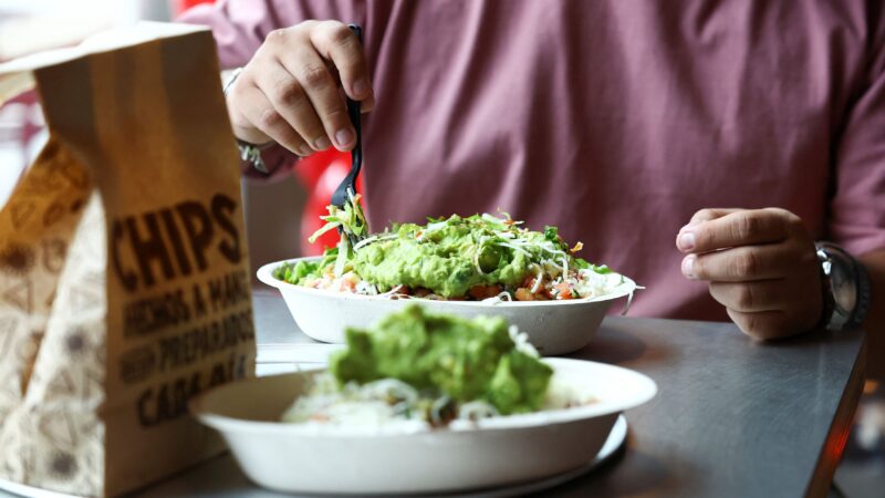 Chipotle Stock Falls 7% in 2026 Amid Sales Forecast Change
