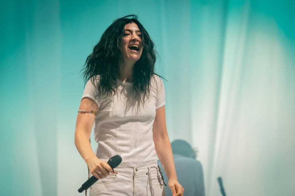 Lorde Slams AI Glasses as Unappealing in 2026