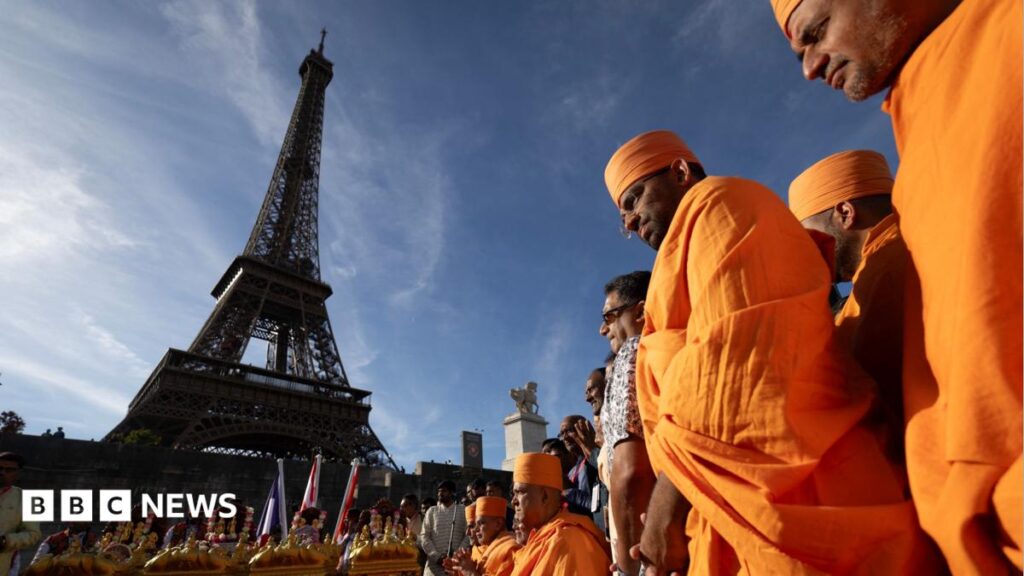 Eiffel Tower Shut After Staff Protest Over Workers’ Religious Visit, Paris Investigates