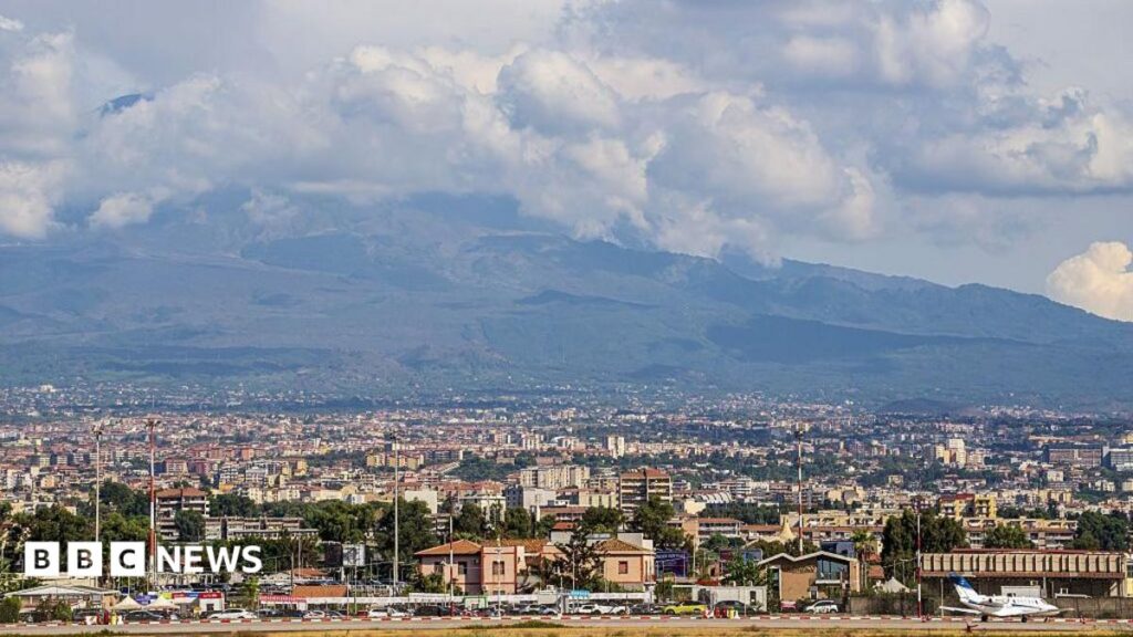 Mount Etna ash forces Catania Airport shutdown, flights halted until Tuesday night 2026