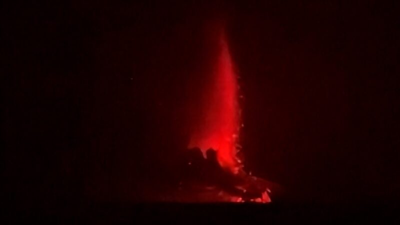 Indonesia volcano eruption grounds 300 flights as Anak Krakatau spews ash, Sep 2026