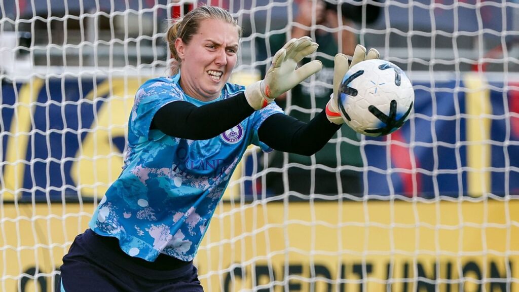 Manchester City sign England goalkeeper Anna Moorhouse from Orlando Pride on loan until Jan 2027