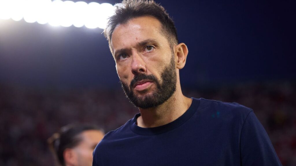 Valencia fire coach Carlos Corberán and CEO Ron Gourlay after winless run, bottom of La Liga 2026