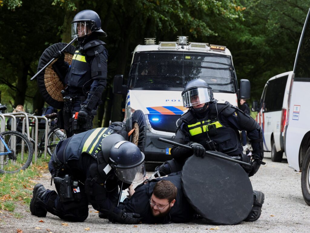 Dutch riot police break up far‑right protest in The Hague 2026 after Hitler salutes