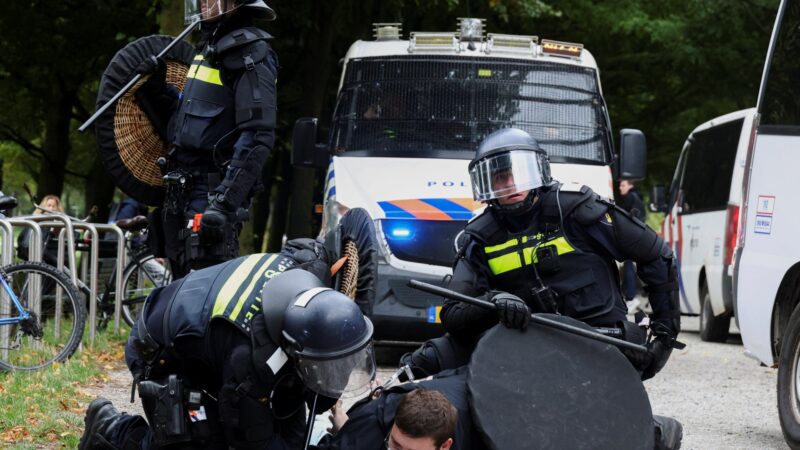 Dutch riot police break up far‑right protest in The Hague 2026 after Hitler salutes