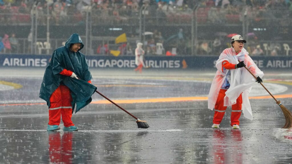 Singapore GP Sprint 2026 delayed by torrential rain: start pushed, championship implications